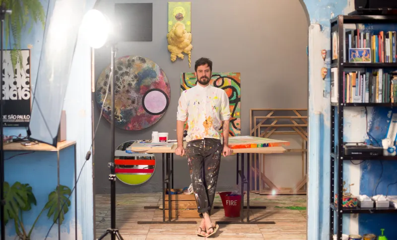 Mil e Uma Faces: A Arte de Moisés Guimarães em Se Reinventar Sem Perder a Si Mesmo